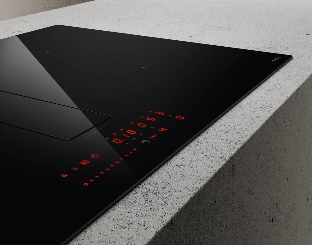 Детальное фото товара: ELICA NIKOLATESLA FIT XL BL/A/83 индукционная поверхность