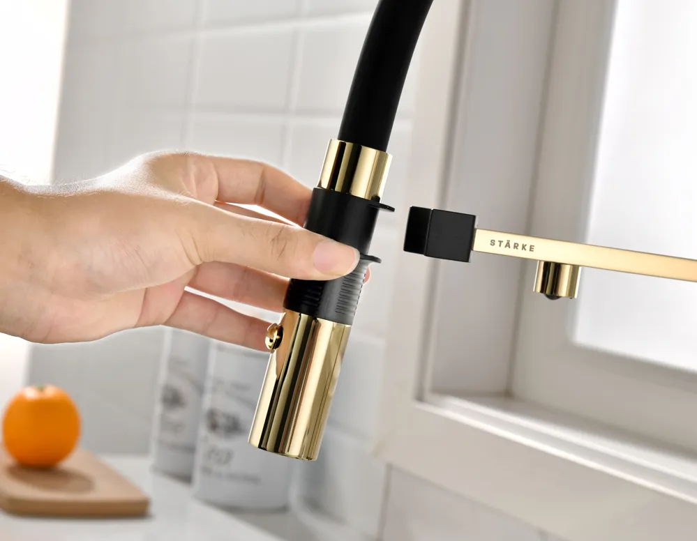 Детальное фото товара: Paulmark GRAVITY, смеситель, золото, черный шланг