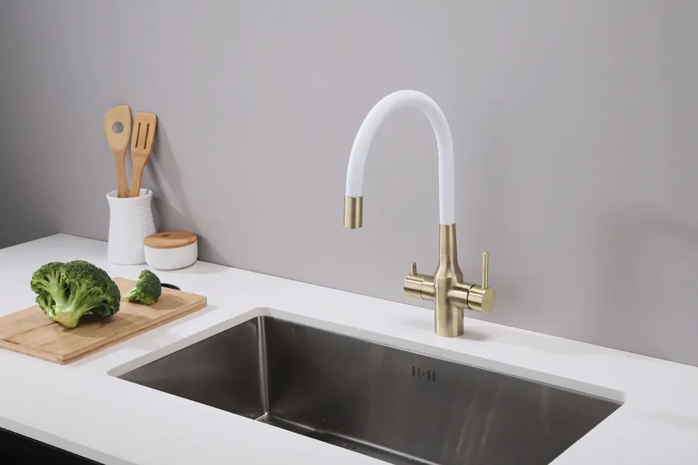 Детальное фото товара: Paulmark SALIX, смеситель, бронза, белый шланг