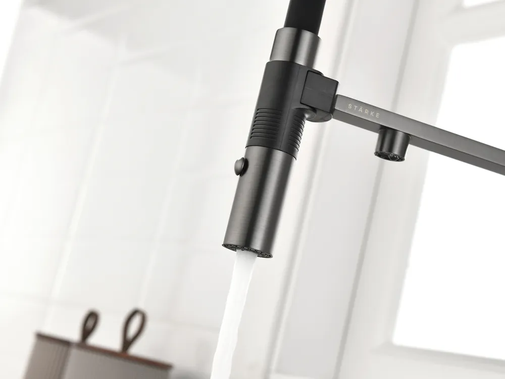 Детальное фото товара: Paulmark GRAVITY, смеситель, вороненая сталь, черный шланг