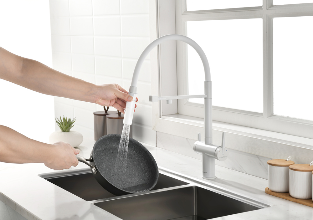 Paulmark GRAVITY, смеситель, белый, белый шланг Детальное фото товара: Paulmark GRAVITY, смеситель, белый, белый шланг